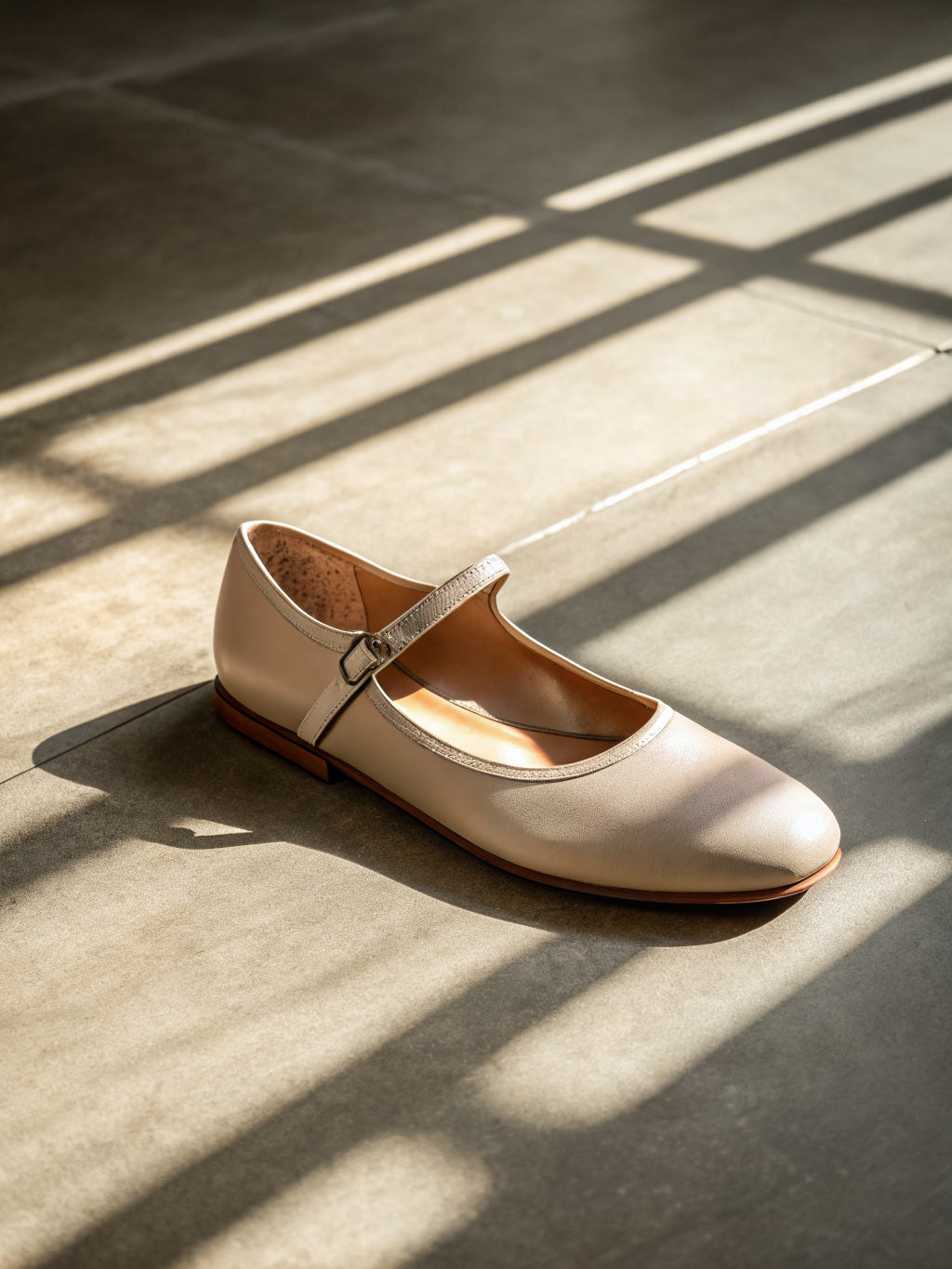 Stylish women's footwear featuring ergonomic design